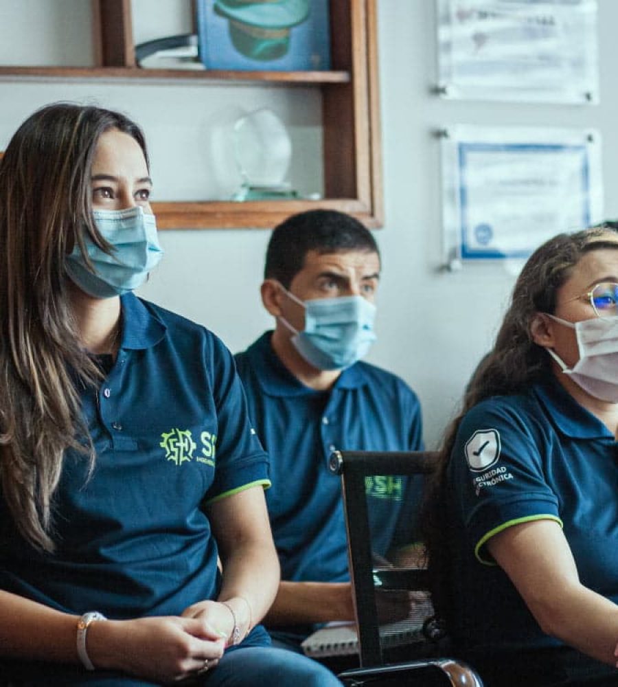 sh-ingenieria-seguridad-electronica-alarma-contra-incendio-deteccion-empresa-bogota-colombia-equipo-trabajo-work-tecnicos-trabajadadores-2021